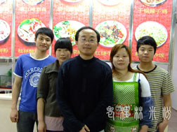2010年4月12日左边两小夫妻开店年赚40万广西学员